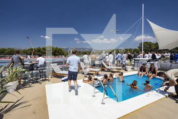 2022-07-22 - Ambiance piscine swimming pool, during the Formula 1 Lenovo Grand Prix de France, French Grand Prix 2022, 12th round of the 2022 FIA Formula One World Championship from July 22 to 24, 2022 on the Circuit Paul Ricard, in Le Castellet, France - F1 - FRENCH GRAND PRIX 2022 - FORMULA 1 - MOTORS