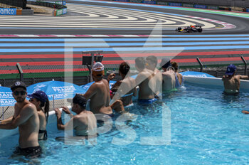 2022-07-22 - 11 PEREZ Sergio (mex), Red Bull Racing RB18, actionSpectateur piscine swimming pool, during the Formula 1 Lenovo Grand Prix de France, French Grand Prix 2022, 12th round of the 2022 FIA Formula One World Championship from July 22 to 24, 2022 on the Circuit Paul Ricard, in Le Castellet, France - F1 - FRENCH GRAND PRIX 2022 - FORMULA 1 - MOTORS