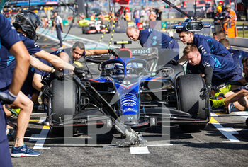 2022-07-22 - 06 LATIFI Nicholas (can), Williams Racing FW44, action, pit stop during the Formula 1 Lenovo Grand Prix de France, French Grand Prix 2022, 12th round of the 2022 FIA Formula One World Championship from July 22 to 24, 2022 on the Circuit Paul Ricard, in Le Castellet, France - F1 - FRENCH GRAND PRIX 2022 - FORMULA 1 - MOTORS