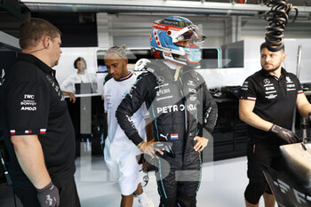 2022-07-23 - DE VRIES Nyck (ned), Reserve Driver of Mercedes AMG F1 Team, portrait with HAMILTON Lewis (gbr), Mercedes AMG F1 Team W13 during the Formula 1 Lenovo Grand Prix de France, French Grand Prix 2022, 12th round of the 2022 FIA Formula One World Championship from July 22 to 24, 2022 on the Circuit Paul Ricard, in Le Castellet, France - F1 - FRENCH GRAND PRIX 2022 - FORMULA 1 - MOTORS