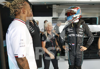 2022-07-23 - DE VRIES Nyck (ned), Reserve Driver of Mercedes AMG F1 Team, portrait with HAMILTON Lewis (gbr), Mercedes AMG F1 Team W13 during the Formula 1 Lenovo Grand Prix de France, French Grand Prix 2022, 12th round of the 2022 FIA Formula One World Championship from July 22 to 24, 2022 on the Circuit Paul Ricard, in Le Castellet, France - F1 - FRENCH GRAND PRIX 2022 - FORMULA 1 - MOTORS