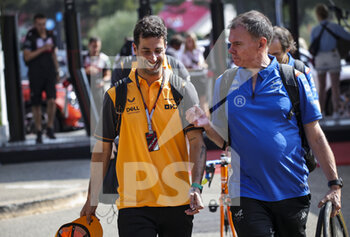 2022-07-23 - RICCIARDO Daniel (aus), McLaren F1 Team MCL36, portrait with PERMANE Alan (gbr), Trackside Operations Director of Alpine F1 Team during the Formula 1 Lenovo Grand Prix de France, French Grand Prix 2022, 12th round of the 2022 FIA Formula One World Championship from July 22 to 24, 2022 on the Circuit Paul Ricard, in Le Castellet, France - F1 - FRENCH GRAND PRIX 2022 - FORMULA 1 - MOTORS