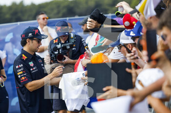 2022-07-23 - PEREZ Sergio (mex), Red Bull Racing RB18, portrait, Fan Forum Pilotes F1 during the Formula 1 Lenovo Grand Prix de France, French Grand Prix 2022, 12th round of the 2022 FIA Formula One World Championship from July 22 to 24, 2022 on the Circuit Paul Ricard, in Le Castellet, France - F1 - FRENCH GRAND PRIX 2022 - FORMULA 1 - MOTORS