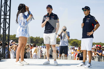 2022-07-23 - PEREZ Sergio (mex), Red Bull Racing RB18, VERSTAPPEN Max (ned), Red Bull Racing RB18, portrait, Fan Forum Pilotes F1 during the Formula 1 Lenovo Grand Prix de France, French Grand Prix 2022, 12th round of the 2022 FIA Formula One World Championship from July 22 to 24, 2022 on the Circuit Paul Ricard, in Le Castellet, France - F1 - FRENCH GRAND PRIX 2022 - FORMULA 1 - MOTORS