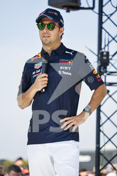 2022-07-23 - PEREZ Sergio (mex), Red Bull Racing RB18, portrait, Fan Forum Pilotes F1 during the Formula 1 Lenovo Grand Prix de France, French Grand Prix 2022, 12th round of the 2022 FIA Formula One World Championship from July 22 to 24, 2022 on the Circuit Paul Ricard, in Le Castellet, France - F1 - FRENCH GRAND PRIX 2022 - FORMULA 1 - MOTORS