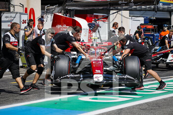 2022-07-23 - 24 ZHOU Guanyu (chi), Alfa Romeo F1 Team ORLEN C42, action, pit stop during the Formula 1 Lenovo Grand Prix de France, French Grand Prix 2022, 12th round of the 2022 FIA Formula One World Championship from July 22 to 24, 2022 on the Circuit Paul Ricard, in Le Castellet, France - F1 - FRENCH GRAND PRIX 2022 - FORMULA 1 - MOTORS
