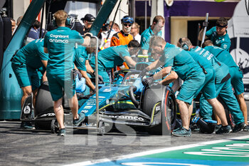 2022-07-23 - 05 VETTEL Sebastian (ger), Aston Martin F1 Team AMR22, pit stop during the Formula 1 Lenovo Grand Prix de France, French Grand Prix 2022, 12th round of the 2022 FIA Formula One World Championship from July 22 to 24, 2022 on the Circuit Paul Ricard, in Le Castellet, France - F1 - FRENCH GRAND PRIX 2022 - FORMULA 1 - MOTORS