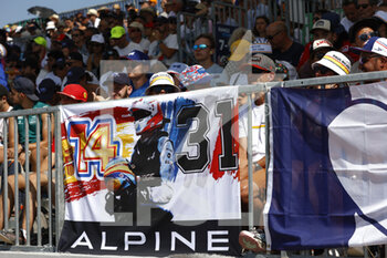 2022-07-23 - Alpine fans during the Formula 1 Lenovo Grand Prix de France, French Grand Prix 2022, 12th round of the 2022 FIA Formula One World Championship from July 22 to 24, 2022 on the Circuit Paul Ricard, in Le Castellet, France - F1 - FRENCH GRAND PRIX 2022 - FORMULA 1 - MOTORS
