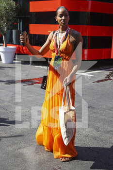2022-07-23 - Girl during the Formula 1 Lenovo Grand Prix de France, French Grand Prix 2022, 12th round of the 2022 FIA Formula One World Championship from July 22 to 24, 2022 on the Circuit Paul Ricard, in Le Castellet, France - F1 - FRENCH GRAND PRIX 2022 - FORMULA 1 - MOTORS