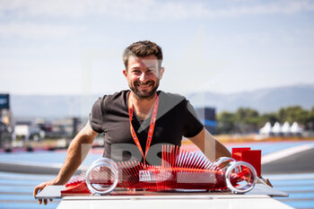 2022-07-23 - Antoine Dufilho, sculpteur avec sa scuplture "La Formule 1" during the Formula 1 Lenovo Grand Prix de France, French Grand Prix 2022, 12th round of the 2022 FIA Formula One World Championship from July 22 to 24, 2022 on the Circuit Paul Ricard, in Le Castellet, France - F1 - FRENCH GRAND PRIX 2022 - FORMULA 1 - MOTORS