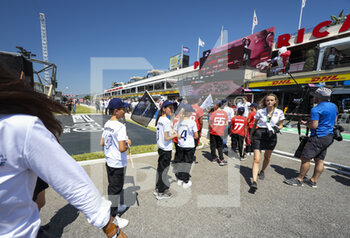 2022-07-24 - Grid kids during the Formula 1 Lenovo Grand Prix de France, French Grand Prix 2022, 12th round of the 2022 FIA Formula One World Championship from July 22 to 24, 2022 on the Circuit Paul Ricard, in Le Castellet, France - F1 - FRENCH GRAND PRIX 2022 - RACE - FORMULA 1 - MOTORS