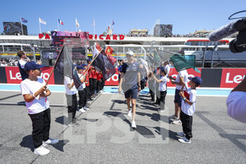 2022-07-24 - LATIFI Nicholas (can), Williams Racing FW44, portrait with grid kids during the Formula 1 Lenovo Grand Prix de France, French Grand Prix 2022, 12th round of the 2022 FIA Formula One World Championship from July 22 to 24, 2022 on the Circuit Paul Ricard, in Le Castellet, France - F1 - FRENCH GRAND PRIX 2022 - RACE - FORMULA 1 - MOTORS