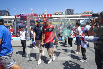 2022-07-24 - VERSTAPPEN Max (ned), Red Bull Racing RB18, portrait with SAINZ Carlos (spa), Scuderia Ferrari F1-75 with grid kids during the Formula 1 Lenovo Grand Prix de France, French Grand Prix 2022, 12th round of the 2022 FIA Formula One World Championship from July 22 to 24, 2022 on the Circuit Paul Ricard, in Le Castellet, France - F1 - FRENCH GRAND PRIX 2022 - RACE - FORMULA 1 - MOTORS
