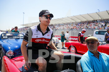 2022-07-24 - ZHOU Guanyu (chi), Alfa Romeo F1 Team ORLEN C42, portrait drivers parade during the Formula 1 Lenovo Grand Prix de France, French Grand Prix 2022, 12th round of the 2022 FIA Formula One World Championship from July 22 to 24, 2022 on the Circuit Paul Ricard, in Le Castellet, France - F1 - FRENCH GRAND PRIX 2022 - RACE - FORMULA 1 - MOTORS