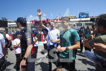2022-07-24 - OCON Esteban (fra), Alpine F1 Team A522, portrait with STROLL Lance (can), Aston Martin F1 Team AMR22 with grid kids during the Formula 1 Lenovo Grand Prix de France, French Grand Prix 2022, 12th round of the 2022 FIA Formula One World Championship from July 22 to 24, 2022 on the Circuit Paul Ricard, in Le Castellet, France - F1 - FRENCH GRAND PRIX 2022 - RACE - FORMULA 1 - MOTORS