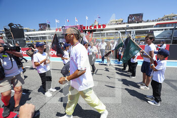 2022-07-24 - HAMILTON Lewis (gbr), Mercedes AMG F1 Team W13, portrait with grid kids during the Formula 1 Lenovo Grand Prix de France, French Grand Prix 2022, 12th round of the 2022 FIA Formula One World Championship from July 22 to 24, 2022 on the Circuit Paul Ricard, in Le Castellet, France - F1 - FRENCH GRAND PRIX 2022 - RACE - FORMULA 1 - MOTORS