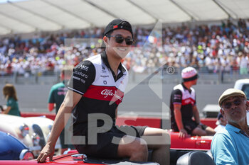 2022-07-24 - ZHOU Guanyu (chi), Alfa Romeo F1 Team ORLEN C42, action drivers parade during the Formula 1 Lenovo Grand Prix de France, French Grand Prix 2022, 12th round of the 2022 FIA Formula One World Championship from July 22 to 24, 2022 on the Circuit Paul Ricard, in Le Castellet, France - F1 - FRENCH GRAND PRIX 2022 - RACE - FORMULA 1 - MOTORS