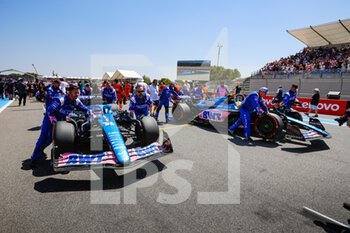 2022-07-24 - 14 ALONSO Fernando (spa), Alpine F1 Team A522, 31 OCON Esteban (fra), Alpine F1 Team A522, starting grid, grille de depart, during the Formula 1 Lenovo Grand Prix de France, French Grand Prix 2022, 12th round of the 2022 FIA Formula One World Championship from July 22 to 24, 2022 on the Circuit Paul Ricard, in Le Castellet, France - F1 - FRENCH GRAND PRIX 2022 - RACE - FORMULA 1 - MOTORS