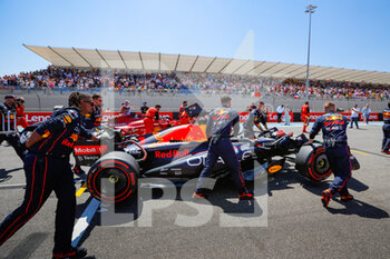 2022-07-24 - 01 VERSTAPPEN Max (nld), Red Bull Racing RB18, starting grid, grille de depart, during the Formula 1 Lenovo Grand Prix de France, French Grand Prix 2022, 12th round of the 2022 FIA Formula One World Championship from July 22 to 24, 2022 on the Circuit Paul Ricard, in Le Castellet, France - F1 - FRENCH GRAND PRIX 2022 - RACE - FORMULA 1 - MOTORS