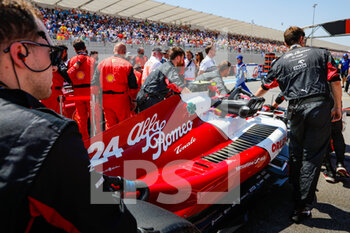 2022-07-24 - starting grid, grille de depart, 24 ZHOU Guanyu (chi), Alfa Romeo F1 Team ORLEN C42, during the Formula 1 Lenovo Grand Prix de France, French Grand Prix 2022, 12th round of the 2022 FIA Formula One World Championship from July 22 to 24, 2022 on the Circuit Paul Ricard, in Le Castellet, France - F1 - FRENCH GRAND PRIX 2022 - RACE - FORMULA 1 - MOTORS