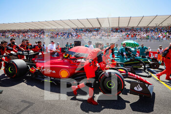 2022-07-24 - starting grid, grille de depart, 16 LECLERC Charles (mco), Scuderia Ferrari F1-75, during the Formula 1 Lenovo Grand Prix de France, French Grand Prix 2022, 12th round of the 2022 FIA Formula One World Championship from July 22 to 24, 2022 on the Circuit Paul Ricard, in Le Castellet, France - F1 - FRENCH GRAND PRIX 2022 - RACE - FORMULA 1 - MOTORS
