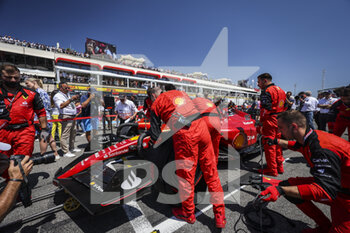 2022-07-24 - 16 LECLERC Charles (mco), Scuderia Ferrari F1-75, starting grid, grille de depart, during the Formula 1 Lenovo Grand Prix de France, French Grand Prix 2022, 12th round of the 2022 FIA Formula One World Championship from July 22 to 24, 2022 on the Circuit Paul Ricard, in Le Castellet, France - F1 - FRENCH GRAND PRIX 2022 - RACE - FORMULA 1 - MOTORS