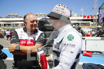 2022-07-24 - BOTTAS Valtteri (fin), Alfa Romeo F1 Team ORLEN C42, portrait, starting grid with VASSEUR Frederic (fra), Team Principal of Alfa Romeo F1 Team ORLEN during the Formula 1 Lenovo Grand Prix de France, French Grand Prix 2022, 12th round of the 2022 FIA Formula One World Championship from July 22 to 24, 2022 on the Circuit Paul Ricard, in Le Castellet, France - F1 - FRENCH GRAND PRIX 2022 - RACE - FORMULA 1 - MOTORS