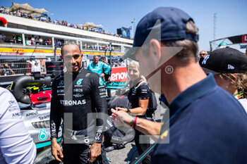 2022-07-24 - HAMILTON Lewis (gbr), Mercedes AMG F1 Team W13, portrait and LOEB Sébastien, 9 fois champion du monde WRC starting grid, grille de depart, during the Formula 1 Lenovo Grand Prix de France, French Grand Prix 2022, 12th round of the 2022 FIA Formula One World Championship from July 22 to 24, 2022 on the Circuit Paul Ricard, in Le Castellet, France - F1 - FRENCH GRAND PRIX 2022 - RACE - FORMULA 1 - MOTORS