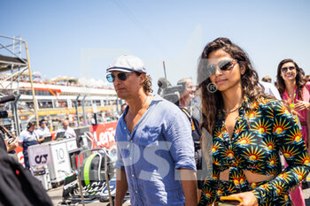 2022-07-24 - Matthew McConaughey (usa), actor, portrait and Camila Alves McConaughey starting grid, grille de depart, during the Formula 1 Lenovo Grand Prix de France, French Grand Prix 2022, 12th round of the 2022 FIA Formula One World Championship from July 22 to 24, 2022 on the Circuit Paul Ricard, in Le Castellet, France - F1 - FRENCH GRAND PRIX 2022 - RACE - FORMULA 1 - MOTORS