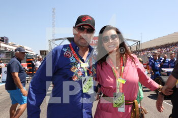 2022-07-24 - Jean Reno and his wife during the Formula 1 Lenovo Grand Prix de France, French Grand Prix 2022, 12th round of the 2022 FIA Formula One World Championship from July 22 to 24, 2022 on the Circuit Paul Ricard, in Le Castellet, France - F1 - FRENCH GRAND PRIX 2022 - RACE - FORMULA 1 - MOTORS