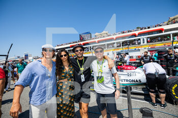 2022-07-24 - Matthew McConaughey (usa), actor, portrait and Camila Alves McConaughey JR Artist (fra), portrait, Loic Pugeat, ski teacher starting grid, grille de depart, during the Formula 1 Lenovo Grand Prix de France, French Grand Prix 2022, 12th round of the 2022 FIA Formula One World Championship from July 22 to 24, 2022 on the Circuit Paul Ricard, in Le Castellet, France - F1 - FRENCH GRAND PRIX 2022 - RACE - FORMULA 1 - MOTORS
