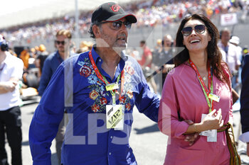 2022-07-24 - Jean Reno and his wife during the Formula 1 Lenovo Grand Prix de France, French Grand Prix 2022, 12th round of the 2022 FIA Formula One World Championship from July 22 to 24, 2022 on the Circuit Paul Ricard, in Le Castellet, France - F1 - FRENCH GRAND PRIX 2022 - RACE - FORMULA 1 - MOTORS