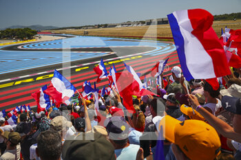 2022-07-24 - Fans before the start during the Formula 1 Lenovo Grand Prix de France, French Grand Prix 2022, 12th round of the 2022 FIA Formula One World Championship from July 22 to 24, 2022 on the Circuit Paul Ricard, in Le Castellet, France - F1 - FRENCH GRAND PRIX 2022 - RACE - FORMULA 1 - MOTORS