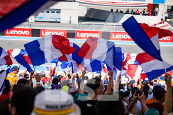 2022-07-24 - fans, grandstands, gradins, flag, drapeau during the Formula 1 Lenovo Grand Prix de France, French Grand Prix 2022, 12th round of the 2022 FIA Formula One World Championship from July 22 to 24, 2022 on the Circuit Paul Ricard, in Le Castellet, France - F1 - FRENCH GRAND PRIX 2022 - RACE - FORMULA 1 - MOTORS