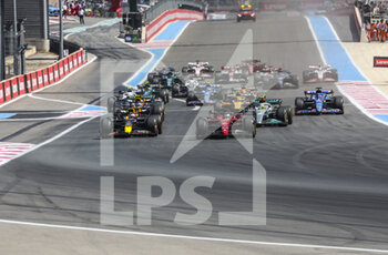 2022-07-24 - 16 LECLERC Charles (mco), Scuderia Ferrari F1-75, action, start with 01 VERSTAPPEN Max (nld), Red Bull Racing RB18 during the Formula 1 Lenovo Grand Prix de France, French Grand Prix 2022, 12th round of the 2022 FIA Formula One World Championship from July 22 to 24, 2022 on the Circuit Paul Ricard, in Le Castellet, France - F1 - FRENCH GRAND PRIX 2022 - RACE - FORMULA 1 - MOTORS