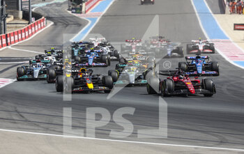 2022-07-24 - 16 LECLERC Charles (mco), Scuderia Ferrari F1-75, action, start with 01 VERSTAPPEN Max (nld), Red Bull Racing RB18 during the Formula 1 Lenovo Grand Prix de France, French Grand Prix 2022, 12th round of the 2022 FIA Formula One World Championship from July 22 to 24, 2022 on the Circuit Paul Ricard, in Le Castellet, France - F1 - FRENCH GRAND PRIX 2022 - RACE - FORMULA 1 - MOTORS