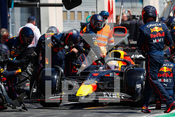 2022-07-24 - 01 VERSTAPPEN Max (nld), Red Bull Racing RB18, action pitstop during the Formula 1 Lenovo Grand Prix de France, French Grand Prix 2022, 12th round of the 2022 FIA Formula One World Championship from July 22 to 24, 2022 on the Circuit Paul Ricard, in Le Castellet, France - F1 - FRENCH GRAND PRIX 2022 - RACE - FORMULA 1 - MOTORS