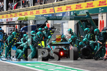 2022-07-24 - 05 VETTEL Sebastian (ger), Aston Martin F1 Team AMR22, action pitstop during the Formula 1 Lenovo Grand Prix de France, French Grand Prix 2022, 12th round of the 2022 FIA Formula One World Championship from July 22 to 24, 2022 on the Circuit Paul Ricard, in Le Castellet, France - F1 - FRENCH GRAND PRIX 2022 - RACE - FORMULA 1 - MOTORS