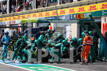 2022-07-24 - 05 VETTEL Sebastian (ger), Aston Martin F1 Team AMR22, action pitstop during the Formula 1 Lenovo Grand Prix de France, French Grand Prix 2022, 12th round of the 2022 FIA Formula One World Championship from July 22 to 24, 2022 on the Circuit Paul Ricard, in Le Castellet, France - F1 - FRENCH GRAND PRIX 2022 - RACE - FORMULA 1 - MOTORS
