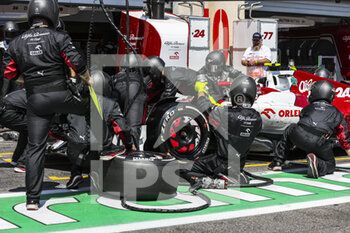 2022-07-24 - 24 ZHOU Guanyu (chi), Alfa Romeo F1 Team ORLEN C42, action, pit stop during the Formula 1 Lenovo Grand Prix de France, French Grand Prix 2022, 12th round of the 2022 FIA Formula One World Championship from July 22 to 24, 2022 on the Circuit Paul Ricard, in Le Castellet, France - F1 - FRENCH GRAND PRIX 2022 - RACE - FORMULA 1 - MOTORS