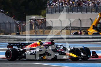 2022-07-24 - 11 PEREZ Sergio (mex), Red Bull Racing RB18, 63 RUSSELL George (gbr), Mercedes AMG F1 Team W13, action during the Formula 1 Lenovo Grand Prix de France, French Grand Prix 2022, 12th round of the 2022 FIA Formula One World Championship from July 22 to 24, 2022 on the Circuit Paul Ricard, in Le Castellet, France - F1 - FRENCH GRAND PRIX 2022 - RACE - FORMULA 1 - MOTORS