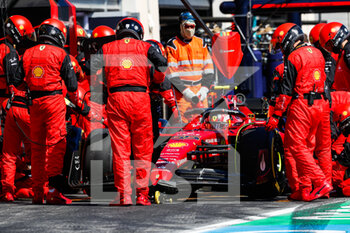2022-07-24 - 55 SAINZ Carlos (spa), Scuderia Ferrari F1-75, action pitstop during the Formula 1 Lenovo Grand Prix de France, French Grand Prix 2022, 12th round of the 2022 FIA Formula One World Championship from July 22 to 24, 2022 on the Circuit Paul Ricard, in Le Castellet, France - F1 - FRENCH GRAND PRIX 2022 - RACE - FORMULA 1 - MOTORS
