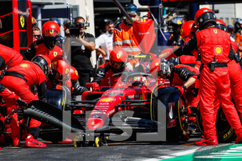 2022-07-24 - 55 SAINZ Carlos (spa), Scuderia Ferrari F1-75, action pitstop during the Formula 1 Lenovo Grand Prix de France, French Grand Prix 2022, 12th round of the 2022 FIA Formula One World Championship from July 22 to 24, 2022 on the Circuit Paul Ricard, in Le Castellet, France - F1 - FRENCH GRAND PRIX 2022 - RACE - FORMULA 1 - MOTORS
