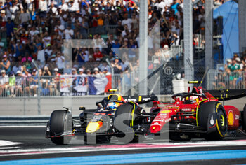 2022-07-24 - 11 PEREZ Sergio (mex), Red Bull Racing RB18, action with 16 LECLERC Charles (mco), Scuderia Ferrari F1-75 during the Formula 1 Lenovo Grand Prix de France, French Grand Prix 2022, 12th round of the 2022 FIA Formula One World Championship from July 22 to 24, 2022 on the Circuit Paul Ricard, in Le Castellet, France - F1 - FRENCH GRAND PRIX 2022 - RACE - FORMULA 1 - MOTORS