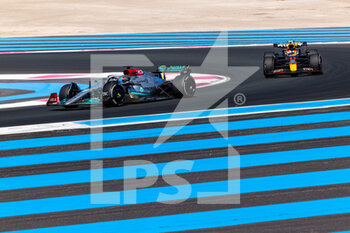 2022-07-24 - 63 RUSSELL George (gbr), Mercedes AMG F1 Team W13, action 11 PEREZ Sergio (mex), Red Bull Racing RB18, action during the Formula 1 Lenovo Grand Prix de France, French Grand Prix 2022, 12th round of the 2022 FIA Formula One World Championship from July 22 to 24, 2022 on the Circuit Paul Ricard, in Le Castellet, France - F1 - FRENCH GRAND PRIX 2022 - RACE - FORMULA 1 - MOTORS