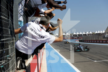 2022-07-24 - 63 RUSSELL George (gbr), Mercedes AMG F1 Team W13, action during the Formula 1 Lenovo Grand Prix de France, French Grand Prix 2022, 12th round of the 2022 FIA Formula One World Championship from July 22 to 24, 2022 on the Circuit Paul Ricard, in Le Castellet, France - F1 - FRENCH GRAND PRIX 2022 - RACE - FORMULA 1 - MOTORS