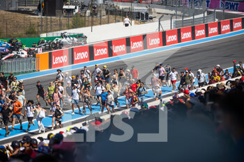 2022-07-24 - Fans running on the track, supporters courant sur la piste during the Formula 1 Lenovo Grand Prix de France, French Grand Prix 2022, 12th round of the 2022 FIA Formula One World Championship from July 22 to 24, 2022 on the Circuit Paul Ricard, in Le Castellet, France - F1 - FRENCH GRAND PRIX 2022 - RACE - FORMULA 1 - MOTORS