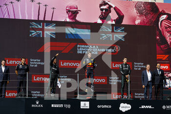2022-07-24 - Podium, HAMILTON Lewis (gbr), Mercedes AMG F1 Team W13, VERSTAPPEN Max (ned), Red Bull Racing RB18, RUSSELL George (gbr), Mercedes AMG F1 Team W13, portrait during the Formula 1 Lenovo Grand Prix de France, French Grand Prix 2022, 12th round of the 2022 FIA Formula One World Championship from July 22 to 24, 2022 on the Circuit Paul Ricard, in Le Castellet, France - F1 - FRENCH GRAND PRIX 2022 - RACE - FORMULA 1 - MOTORS