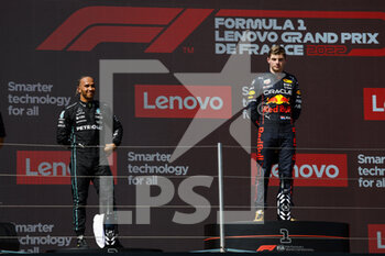 2022-07-24 - Podium, HAMILTON Lewis (gbr), Mercedes AMG F1 Team W13, VERSTAPPEN Max (ned), Red Bull Racing RB18, portrait during the Formula 1 Lenovo Grand Prix de France, French Grand Prix 2022, 12th round of the 2022 FIA Formula One World Championship from July 22 to 24, 2022 on the Circuit Paul Ricard, in Le Castellet, France - F1 - FRENCH GRAND PRIX 2022 - RACE - FORMULA 1 - MOTORS