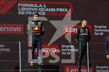2022-07-24 - Podium, VERSTAPPEN Max (ned), Red Bull Racing RB18, RUSSELL George (gbr), Mercedes AMG F1 Team W13, portrait during the Formula 1 Lenovo Grand Prix de France, French Grand Prix 2022, 12th round of the 2022 FIA Formula One World Championship from July 22 to 24, 2022 on the Circuit Paul Ricard, in Le Castellet, France - F1 - FRENCH GRAND PRIX 2022 - RACE - FORMULA 1 - MOTORS